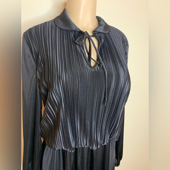 Elegant Black Pleated Dress - Picture 2 of 10